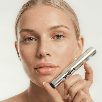 Mannequin tenant le Lip Plumper Theyia - effet lèvres pulpeuses naturel